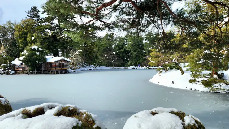 回頭拍了張出太陽的霞池