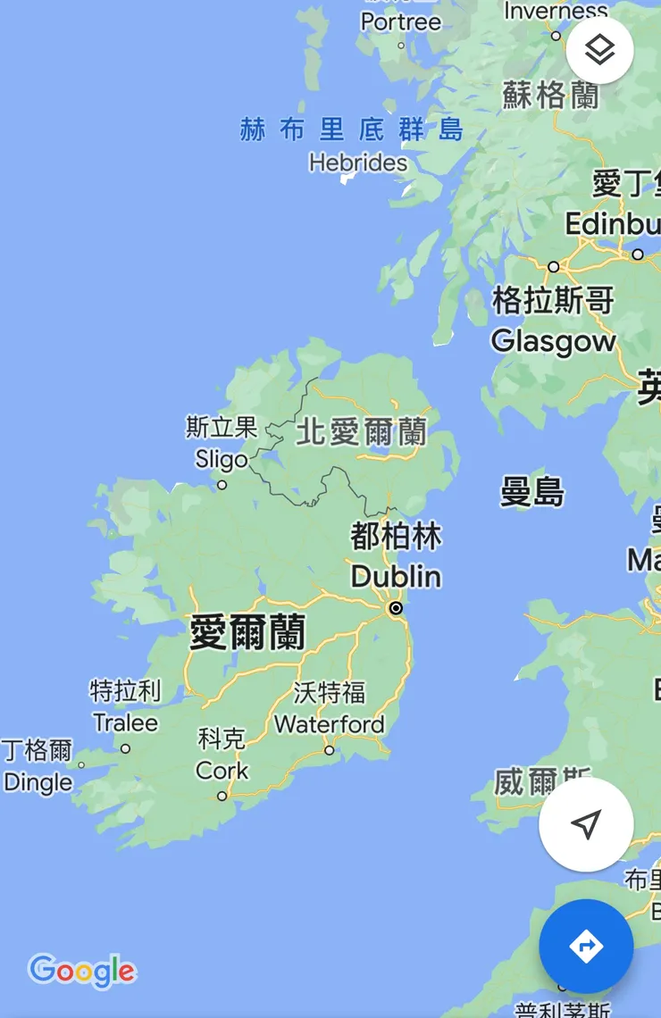 安娜搭乘的飛機,因為暴風雨而臨時降落在威爾斯。眼看只差一海之隔,就可以抵達都柏林,安娜便花大錢,僱船隻冒險出海。結果風雨實在太大,根本去不了都柏林,船夫就讓她從丁格爾這個小鎮上岸了。從地圖上來看,都柏林和丁格爾分別在愛爾蘭的一東一西,差得有點遠呢!