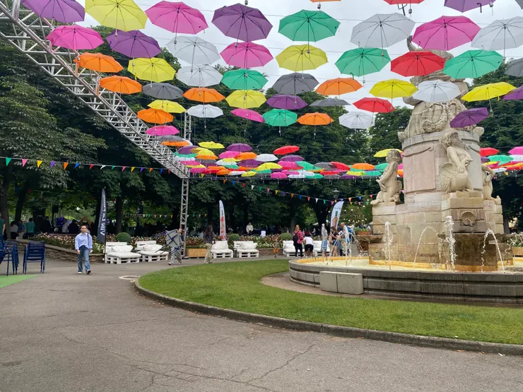 剛好遇到音樂節活動，還有市集可以逛。