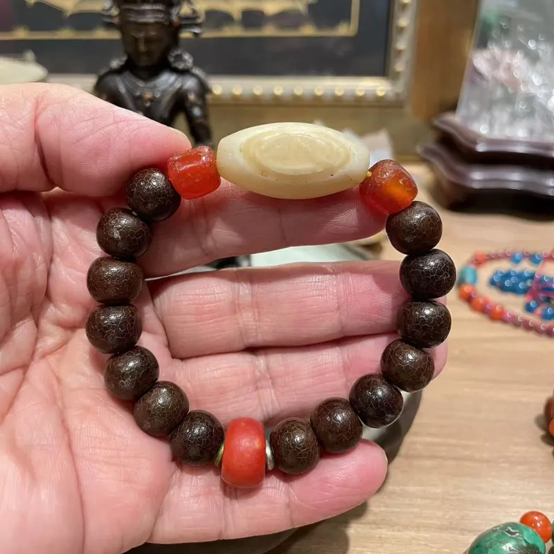 二眼瑪瑙老天珠、老阿卡紅珊瑚與菩提根