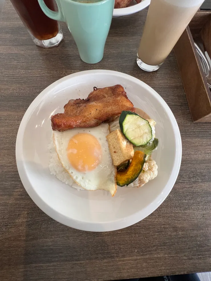 圖1早餐店的私廚雞腿排餐