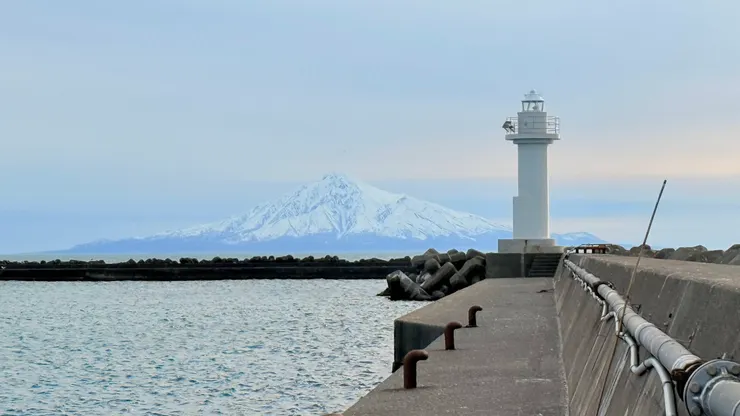 恵山泊漁港西防波堤燈塔和利尻山