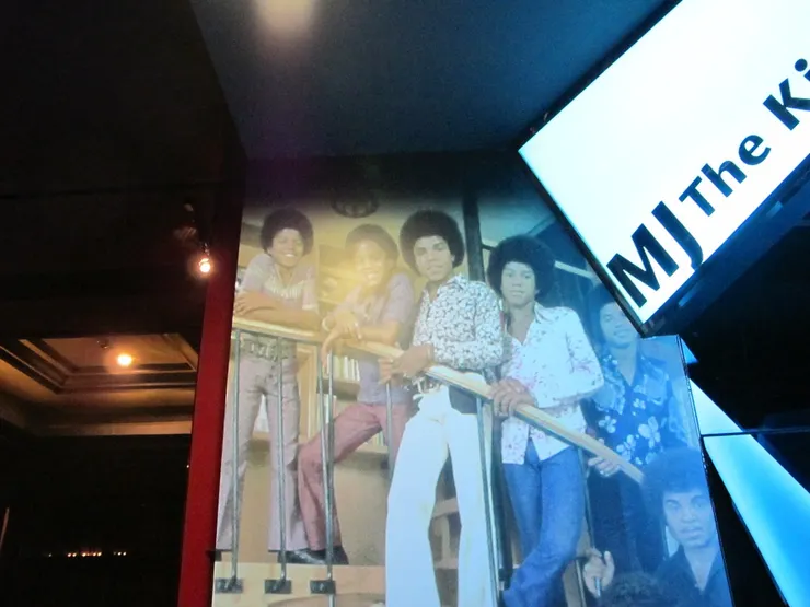 時空隧道的入口，自然是他小時候跟家人的照片。不知為何，即使他們一眾人，從以前開始我便只會看MJ一人。