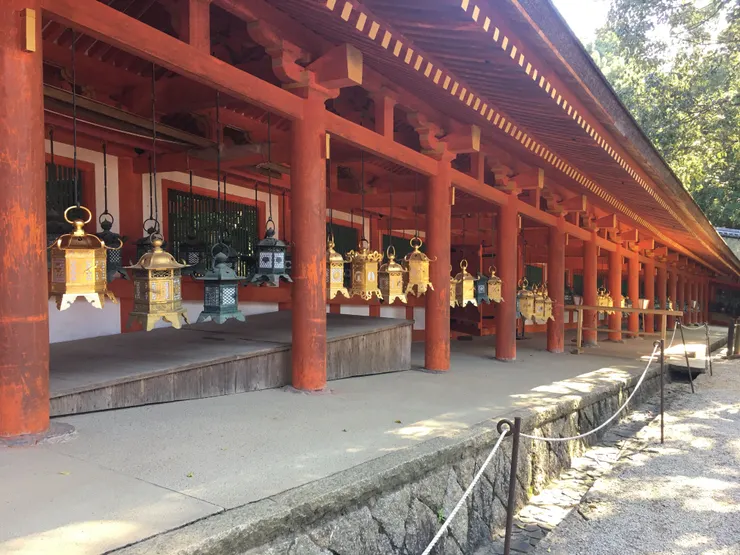 東回廊的兩旁掛滿青銅燈籠，足以想象點燈後的輝煌。（作者拍攝）