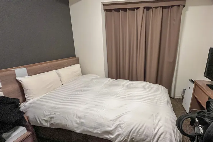 不過床還算不小。