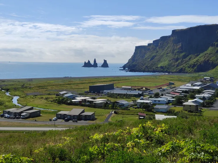 再由Vik小鎮往下看,Reynisdrangar岩是另一種模樣。