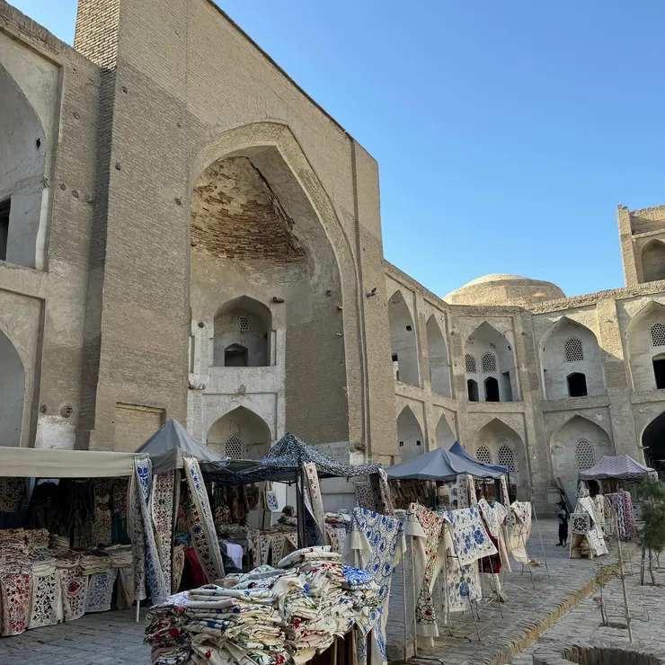 神學院的內部大都變成紀念品店