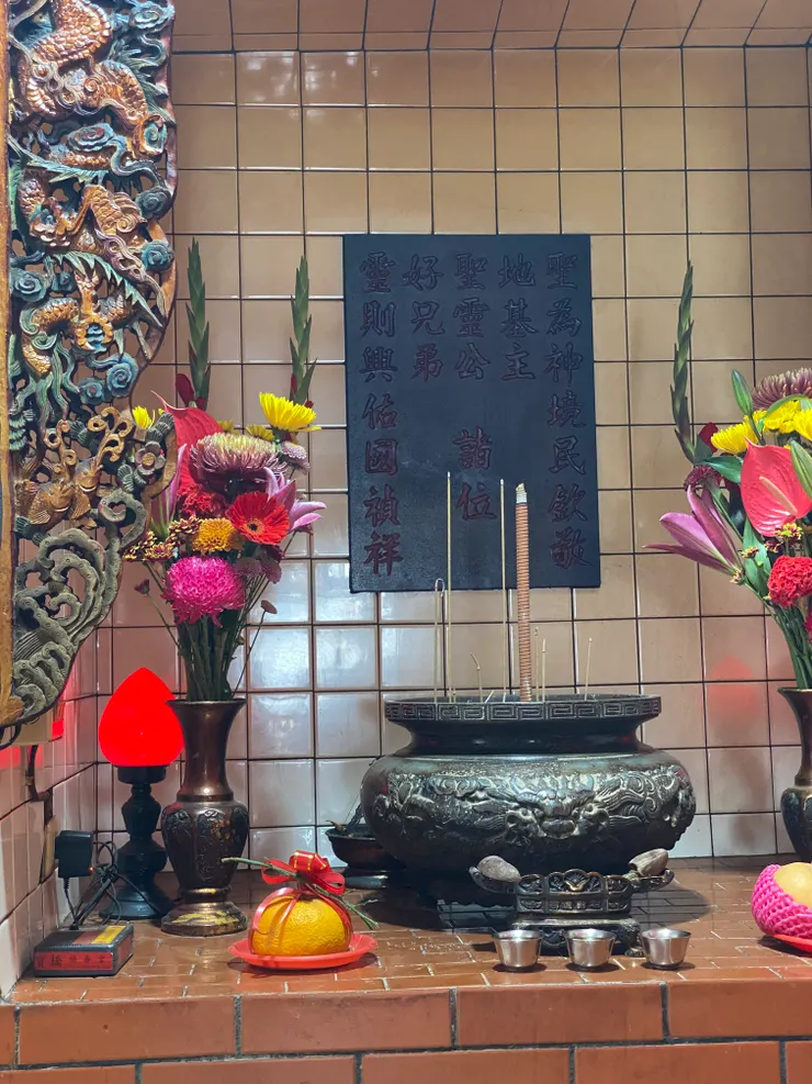 一樓後方有個側殿,供奉地基主聖靈公好兄弟