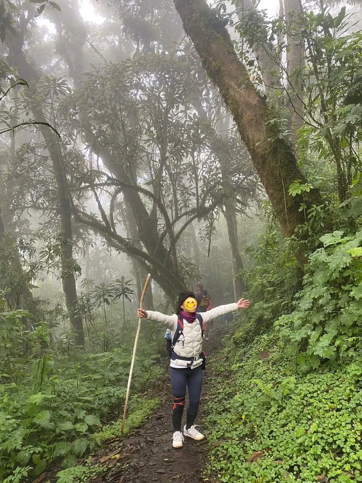 我告訴林一定要留下一張有笑容的照片。雲霧繚繞的山裡，不禁希望愛德華出現。