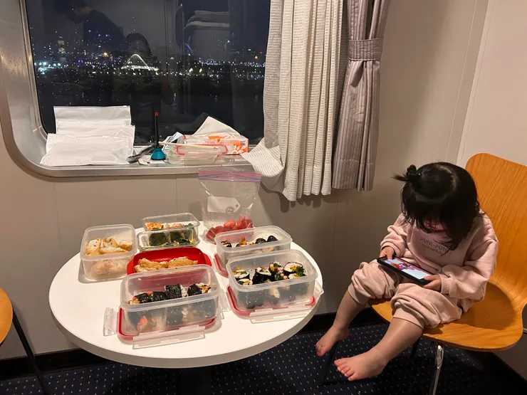 在船上享用自己做的營養餐點,一邊看著窗外的釜山港夜景,實在非常浪漫療癒啊~