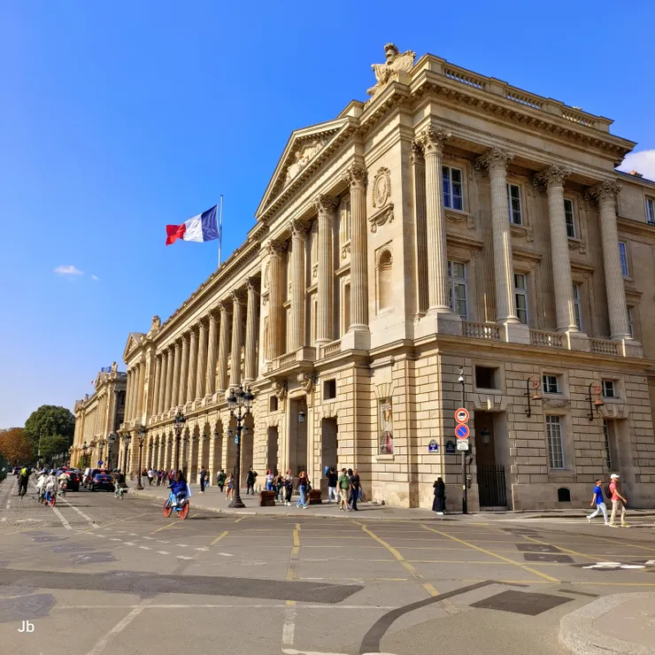 【海軍府杜樂麗花園卡魯索凱旋門 沿里沃利街向東到羅浮宮建築群！搭地鐵到協和廣場，大致沿里沃利街向東走，此建築為協和廣場（Place de la Concorde）海軍府（Hôtel de la Marine），18世紀路易15興建，2015年海軍撤離，現為博物館。】