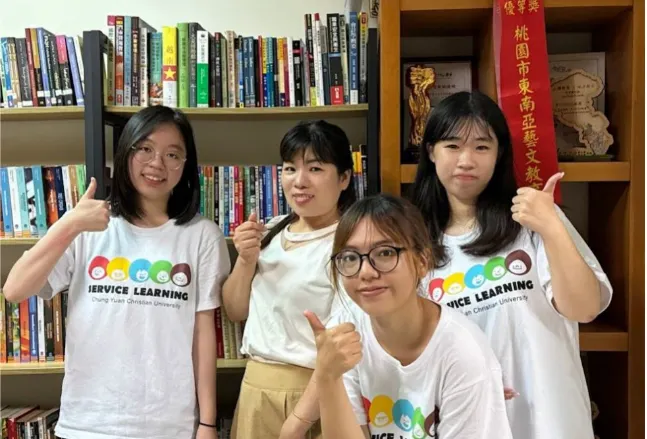 范美幸理事長(左二)與文編團夥伴合影 圖/中原大學服務學習中心