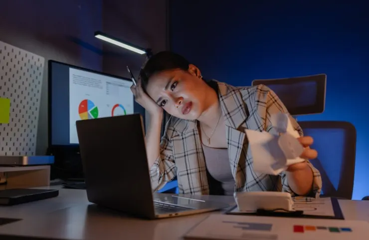 每當妳為了顧全大局而選擇吃虧，甚至加班熬夜，久而久之，這種內耗會讓妳變得怨天尤人。圖/123RF圖庫