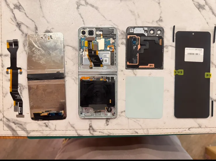 三星Z Flip5 轉軸排線+螢幕維修案例
