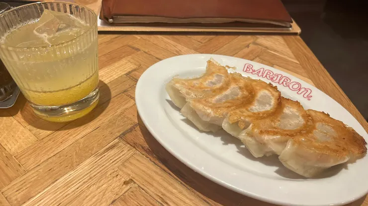 煎餃外酥皮薄內多汁，相當好吃。
