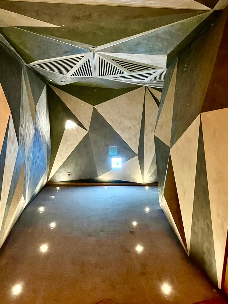 幾何隧道秘境/小愛 攝於英迪格飯店 2025