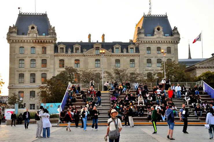 【聖母院廣場前的階梯式看台，從這裡可直面整修中的聖母院，背景建築為巴黎古監獄。】