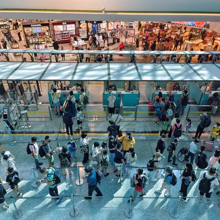 【8/23晨，桃機，國門內外。】