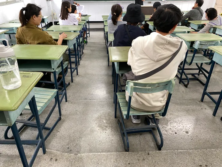 地面上可見到原本固定桌椅的孔洞