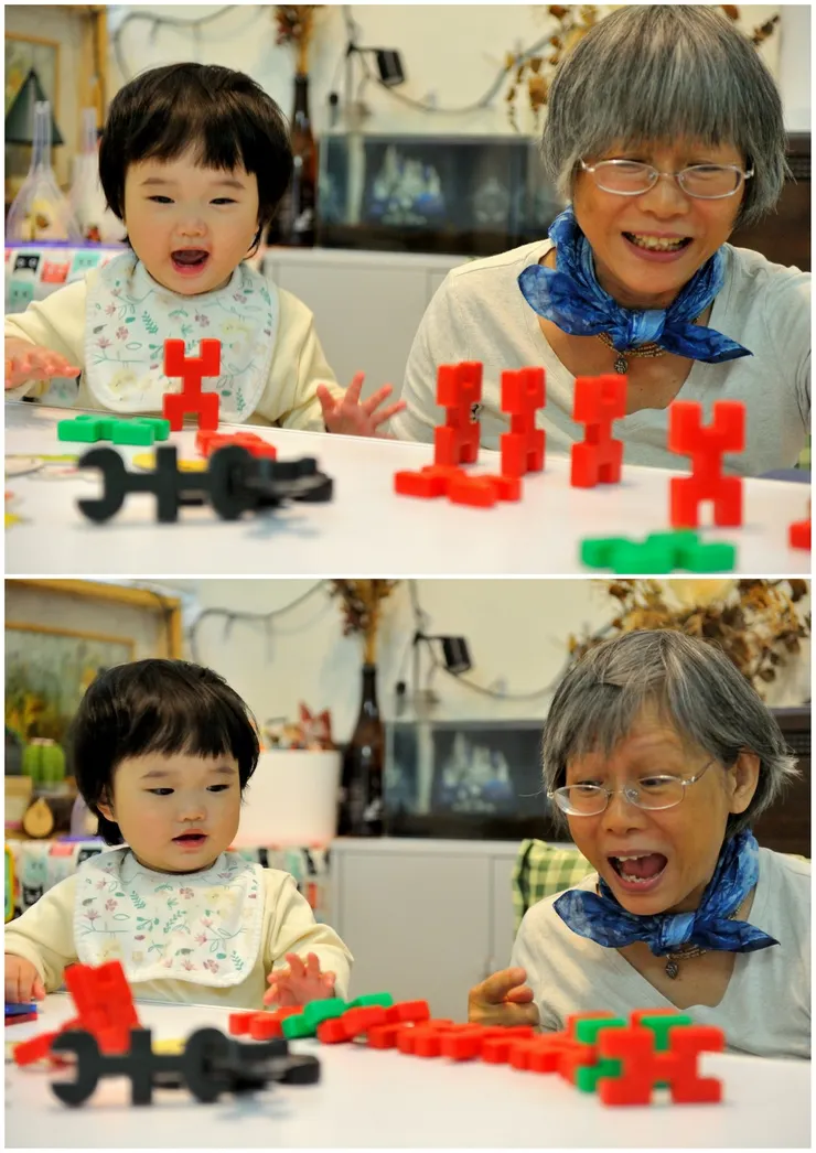 【星期天早上，祖孫倆玩骨牌。兩老覺得假日好漫長！】