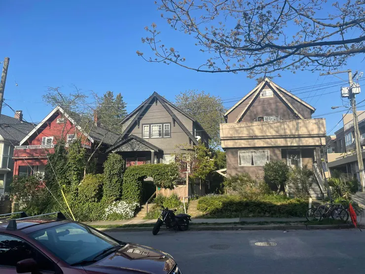 多為木造建築，看出居民都很用心妝點門廊（也有放告示說不要隨便打擾的，可能怕花園太美一直被問?）