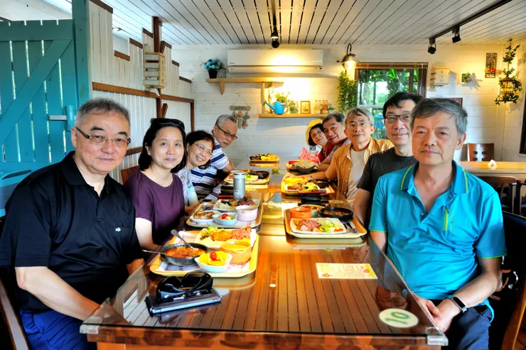 【要多老看到橄欖樹就聯想齊豫，餐廳風格照亮眼睛口味也可以。】