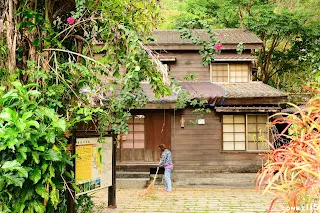 上層是站房，下層則是職員宿舍