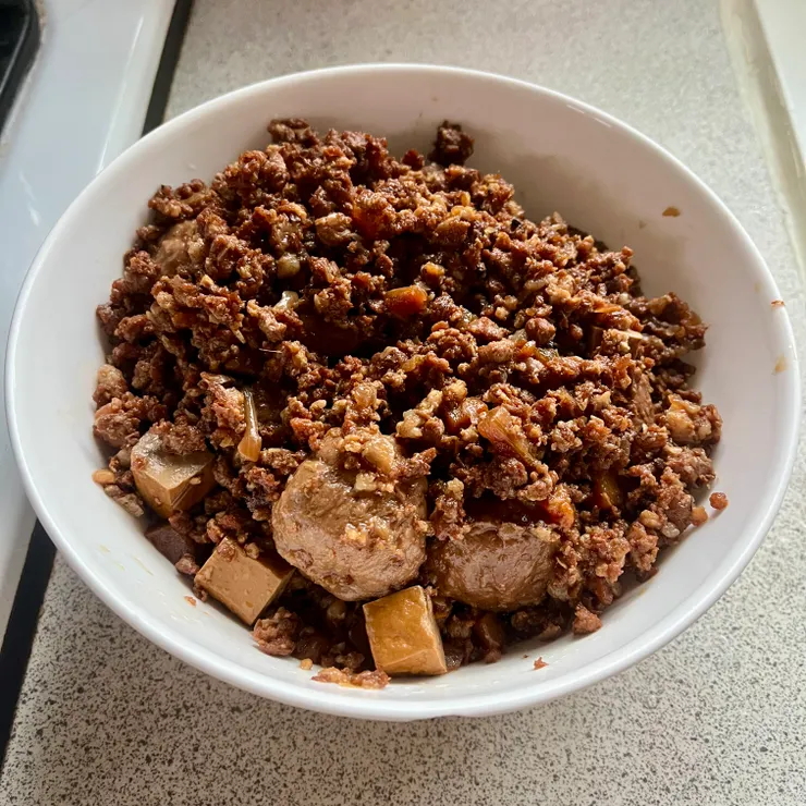 這次試著做的加豆乾角跟貢丸的滷肉飯