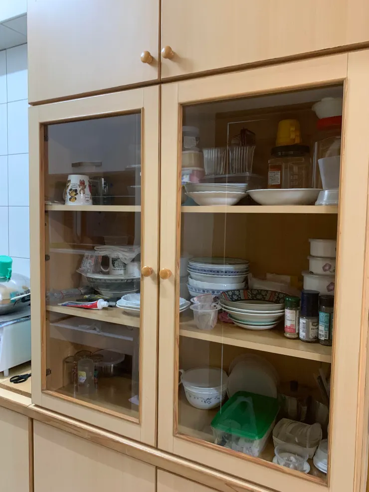 這是廚房裡的餐具櫃,原本塞了太多雜物而難以使用,現在只留下常用的餐盤,變得很好取用。