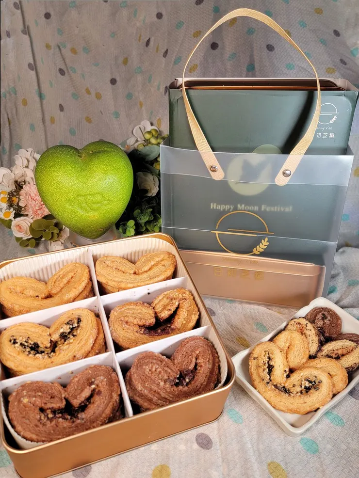 【福蝶饌月禮盒】每款禮盒都有4種口味的手工蝴蝶酥，附精美禮盒手提袋。