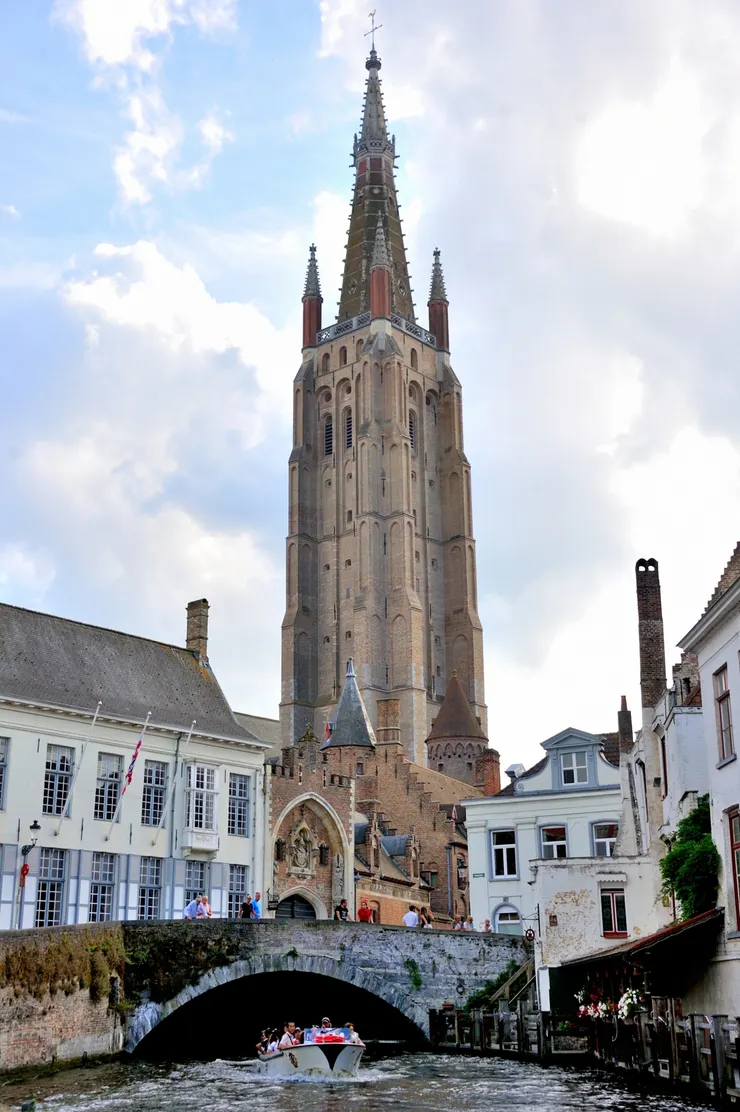 【仰望凍結的中世紀繁華見證滄桑 卻無處不美毋須在哪裡特別駐泊！從船上仰看布魯日聖母教堂！】