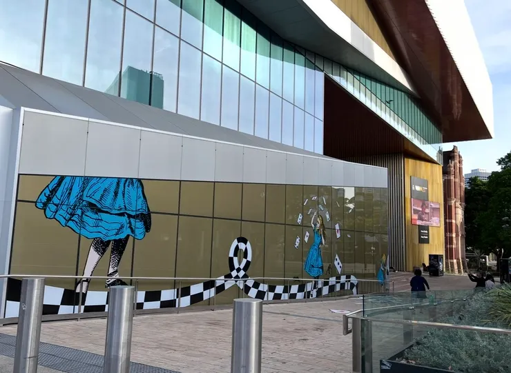 不小心看到了愛麗絲夢遊仙境的宣傳照,意外發現了一個免費展覽