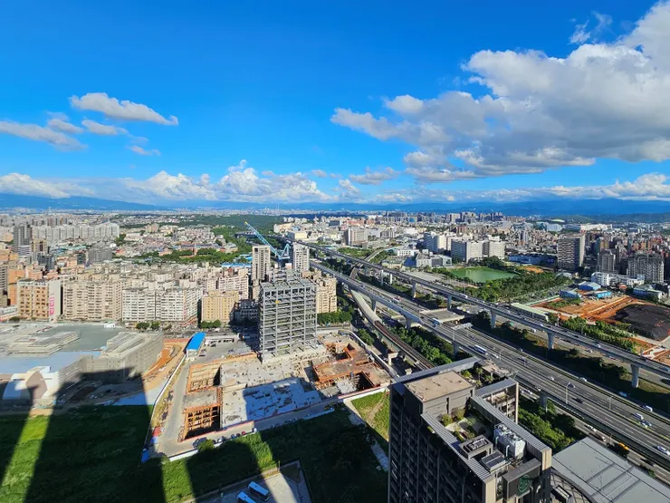 房市進入第四季後,屋主願意調整售價加速成交,10月全台交易量較9月量增5%。