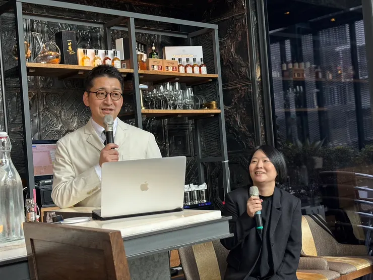 木場進哉(左)翻譯人員(右)