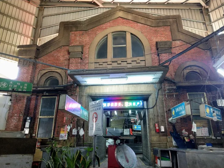 立面為仿西洋歷史型式作法，包括清水磚、洗石子以及十三溝面磚