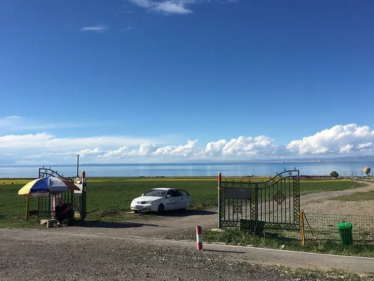 在青海湖，整個湖都被圍起來，其中私人的地方都成為了這種「非正式」的景區，會比較便宜一點。