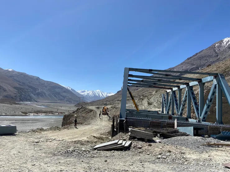 顛簸的石子路,平順的柏油路相互交替著,導遊說「你們放下對柏油路的執著」