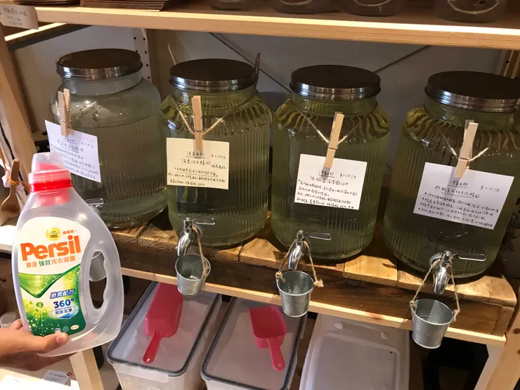 這次來是要補貨洗衣精和手洗精,店員(還店長?)還很活潑的幫我拿容器跟淨毒五郎的商品們拍照XD。架上有淨毒五郎的有蔬果清潔劑、消臭洗衣精、碗盤清潔劑、酵素衣物手洗精。