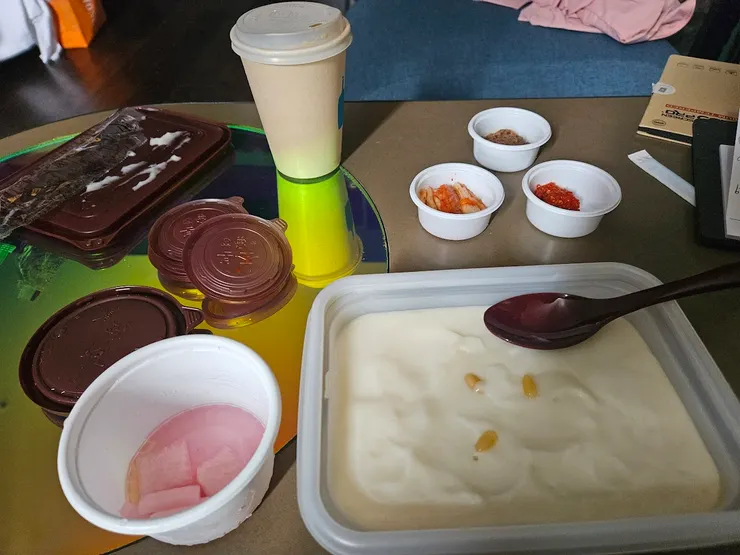 本粥的松子粥，我買來當早餐，但是，它吃起來像寶寶的副食品，我真的吞很久才吞完