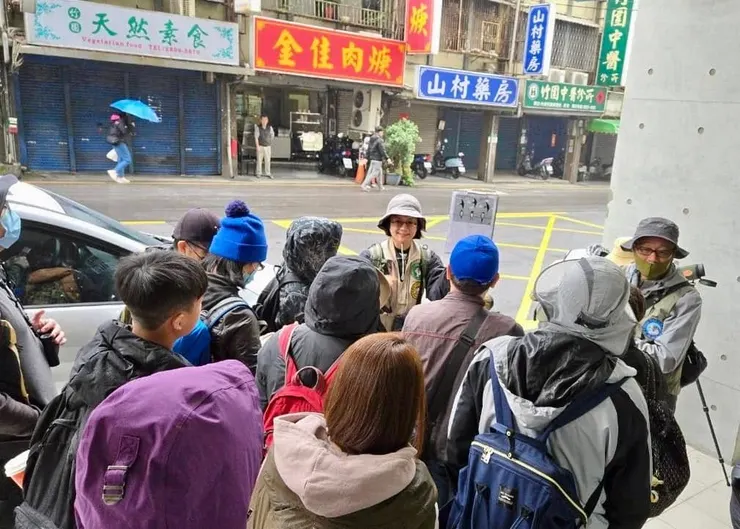 圖07 靜宜學姐跟鳥友們解說常見的燕子