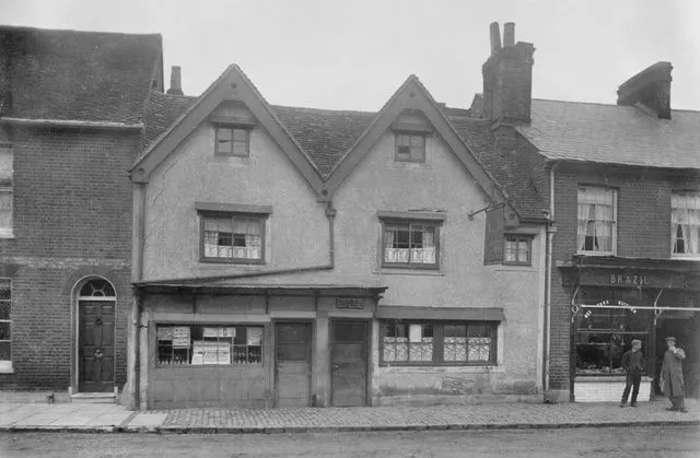 1940年代的阿麥斯罕房舍照片，跟電影場景極為相似，現此處已成為羅爾德·達爾紀念圖書館