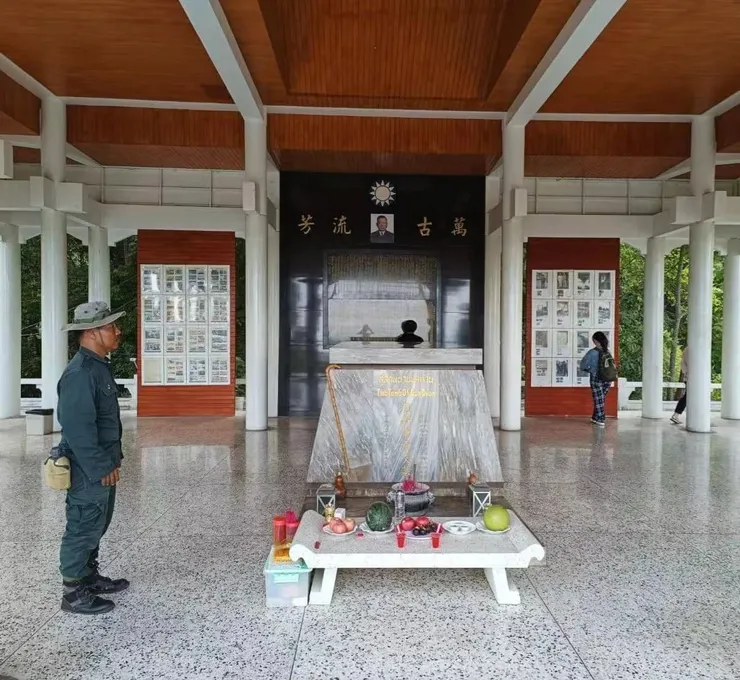 第三代守墓人在段希文墓園。翻攝自臺大小獅子服務社