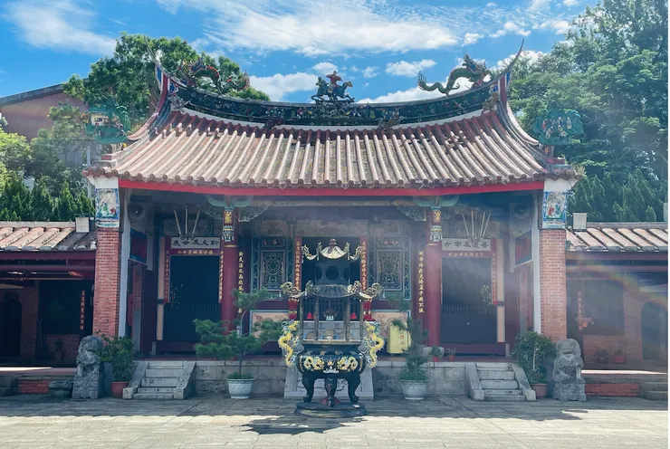 正殿主祀文昌帝君，右邊奉東嶽大帝，左邊奉地藏王菩薩。