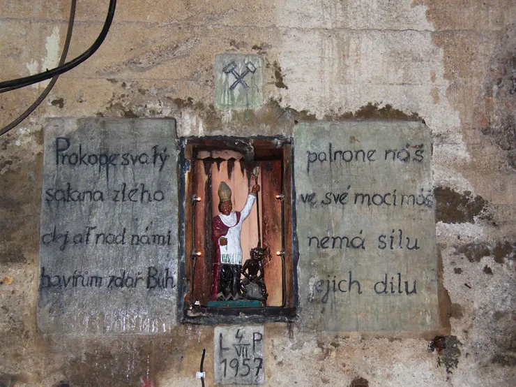 圖中著白衣者為捷克守護神聖普羅可普（Svatý Prokop），一旁的則是撒旦。