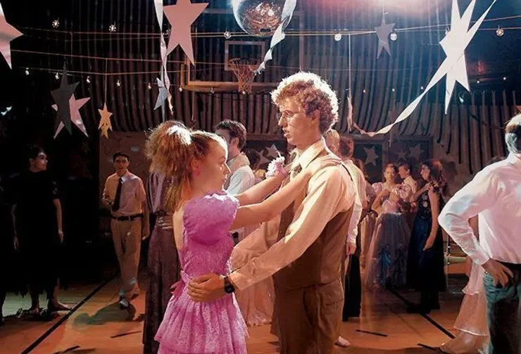 舞會場景大概是最令人困惑的了，那些高中生穿的衣服都好老氣， 舞會音樂還是Forever Young跟Time After Time