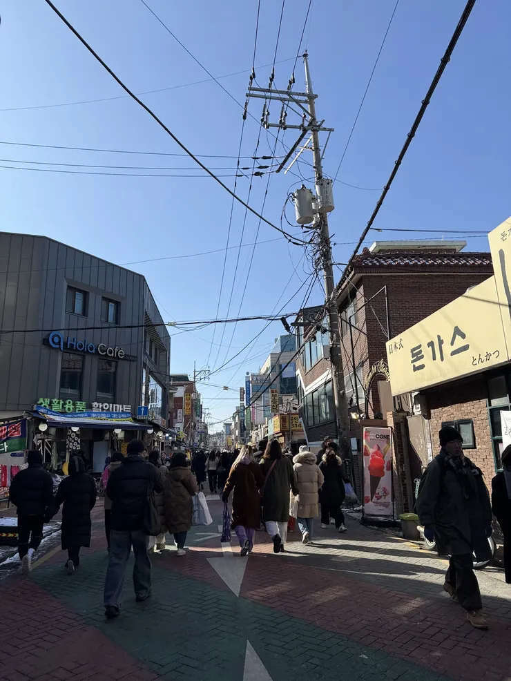 前往望遠市場的路上 好多人呀~