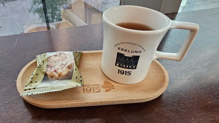 陽明海洋文化藝術館的免費茶點是一杯熱茶和一份米香!