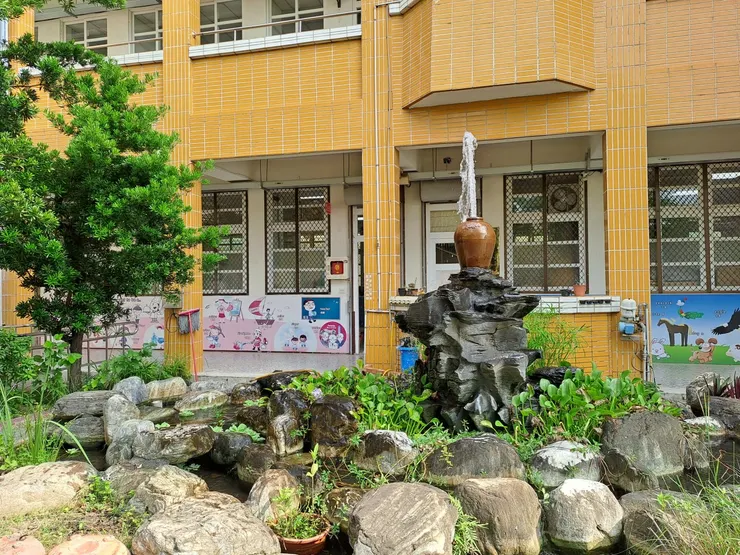 水生植物池中的甕泉浮青