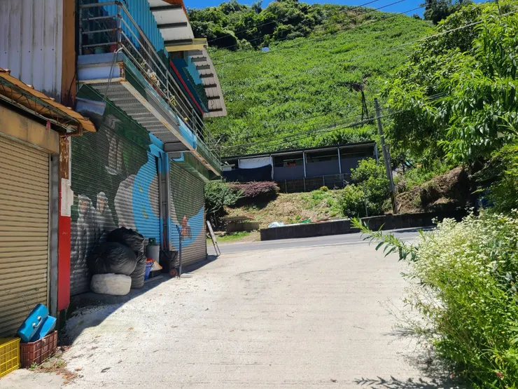 終於到路口了，路口這間武稜商店(google上標示)是沒有在營業的，本想說買個飲料..