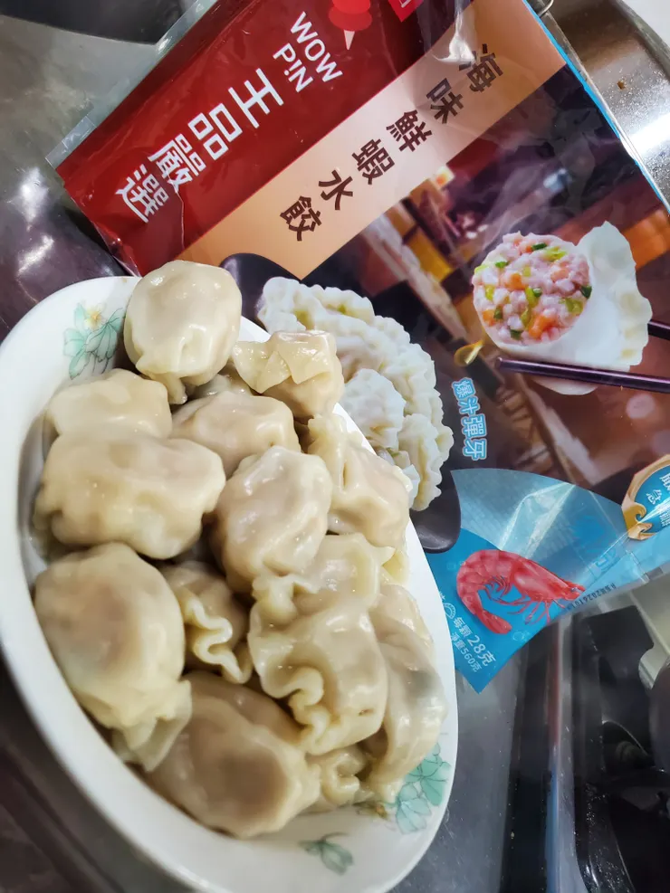 煮好的水餃各個飽滿大顆